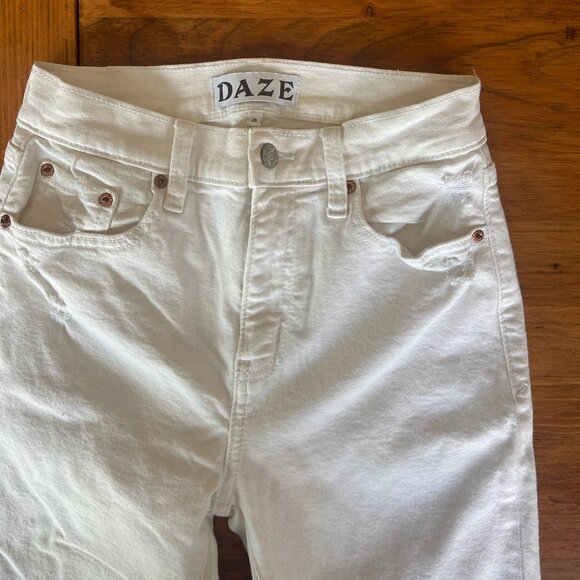 Like NEW Daze Just Right White Raw Hem Straight Jeans Sz 25 - Picture 2 of 4